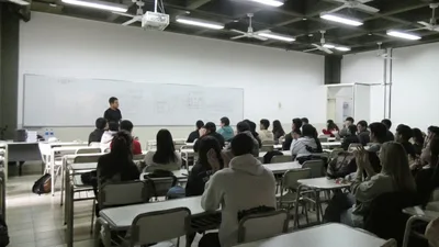 Juani dando clase frente a un aula llena en la UTN